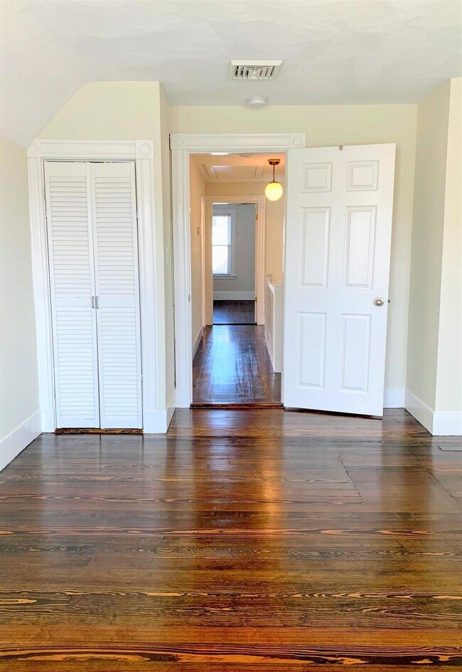 Building Photo - 98 Bristol Rd