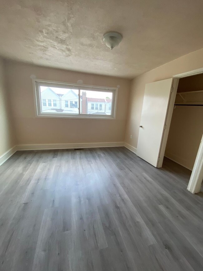 Building Photo - Newly Renovated 3 Bedroom and 1 Bathroom T...