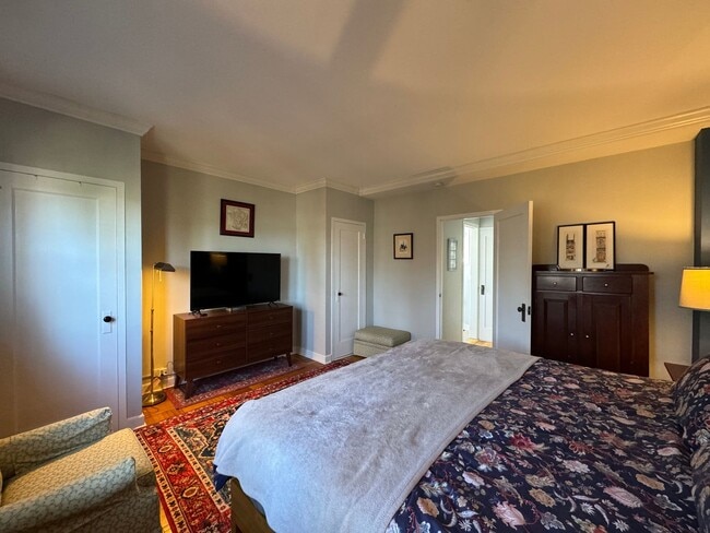 Building Photo - Charming 1 Bed 1 Bath End Unit Condo In Am...