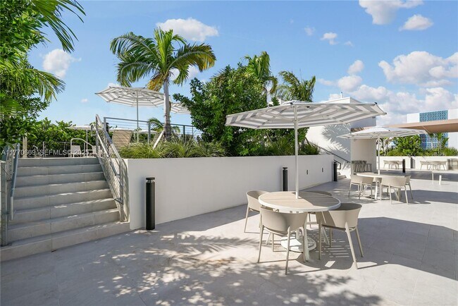 Building Photo - 10281 W Bay Harbor Dr