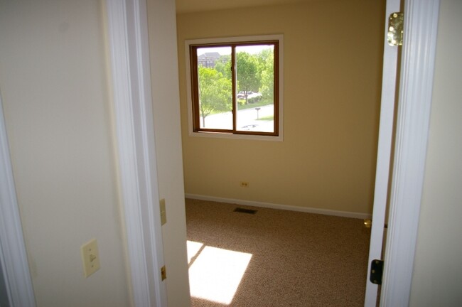 Building Photo - 315 Creekside Dr
