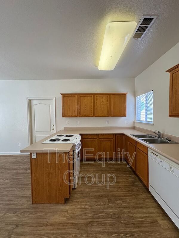 Building Photo - 2930 S Sallee St