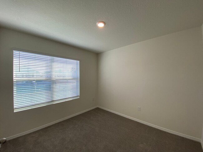 Building Photo - Lake Diamond-North - 4/2/2 *Available Now*...