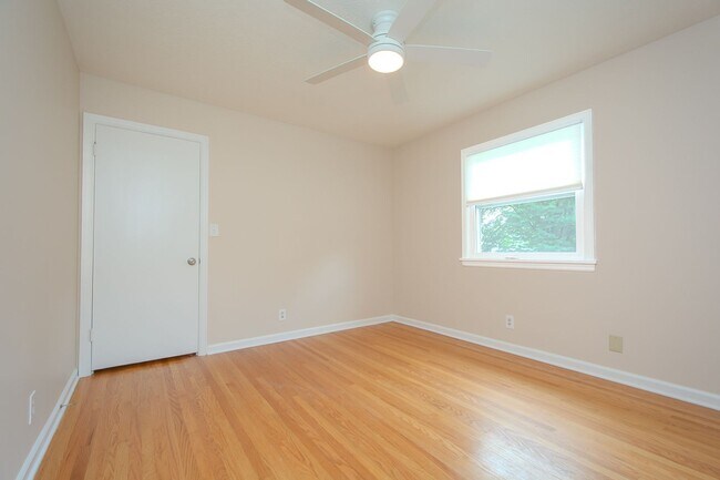 Building Photo - Recently Updated! 4 Bed/2.5 bath
