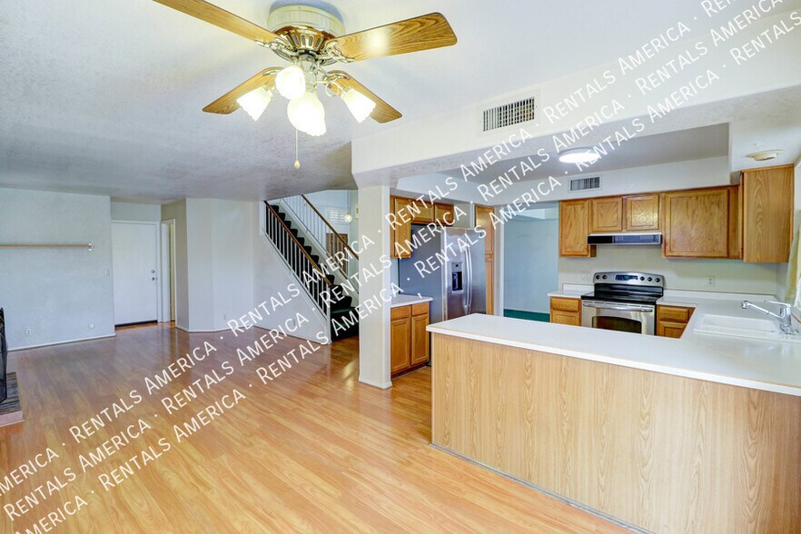 Building Photo - 2517 W Knox Rd