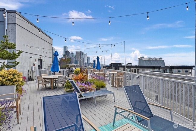 Building Photo - 1 Bedroom Condo 2 Blocks from Waterfront!