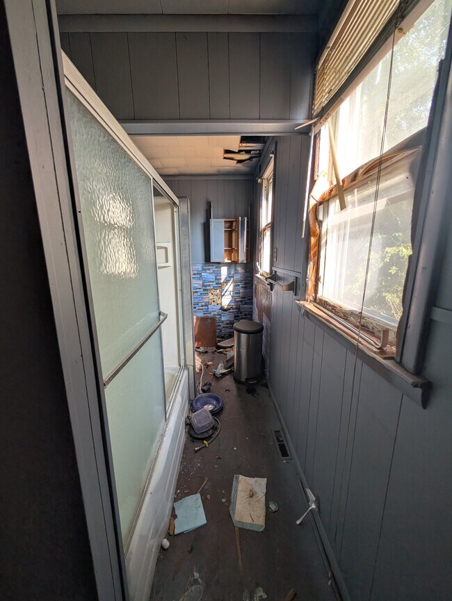Building Photo - 422 S Louisa St