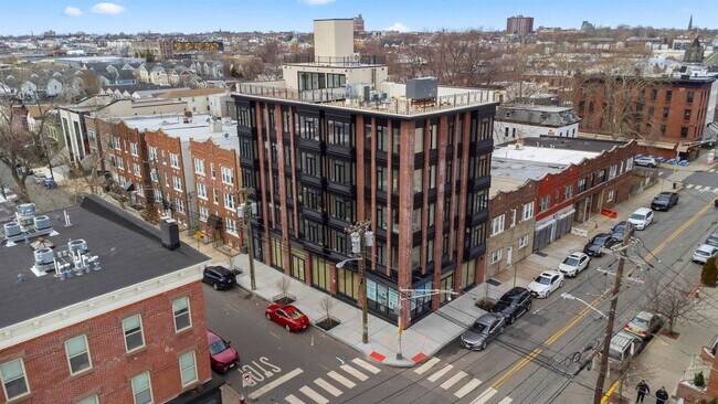 Building Photo - 197 Pine St