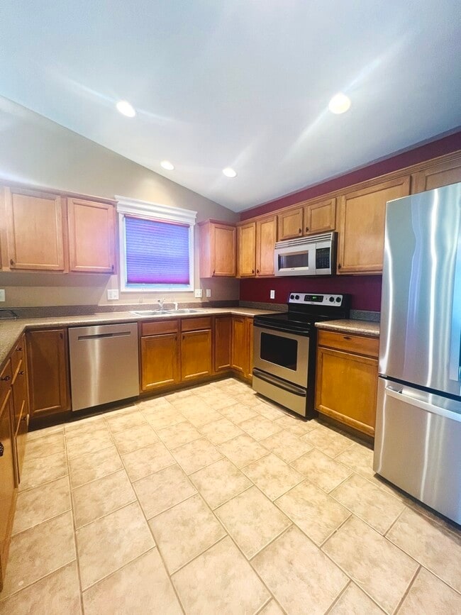 Building Photo - 909 Wartburg Dr
