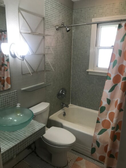 Building Photo - 825 Edgar Rd