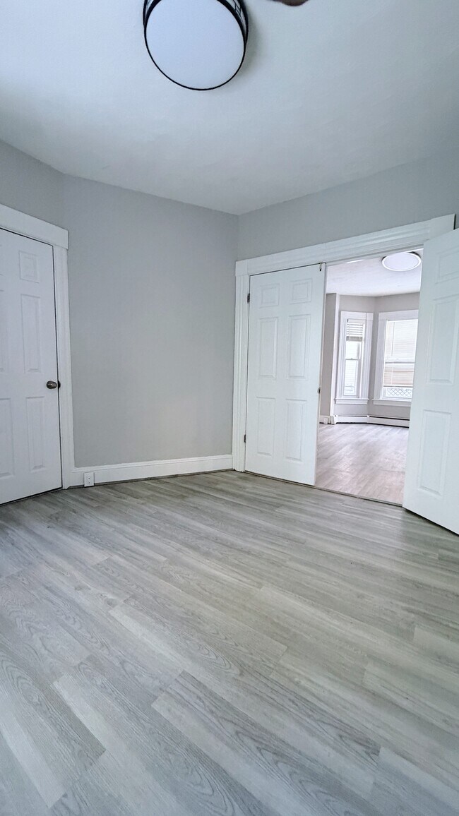 Building Photo - 554 Dubuque St