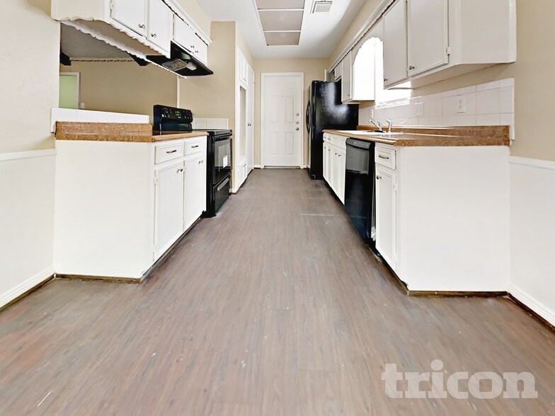 Building Photo - 16311 Green Shade Dr