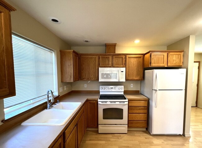 Building Photo - Spacious Craftsman Style Home - Pet Friendly!