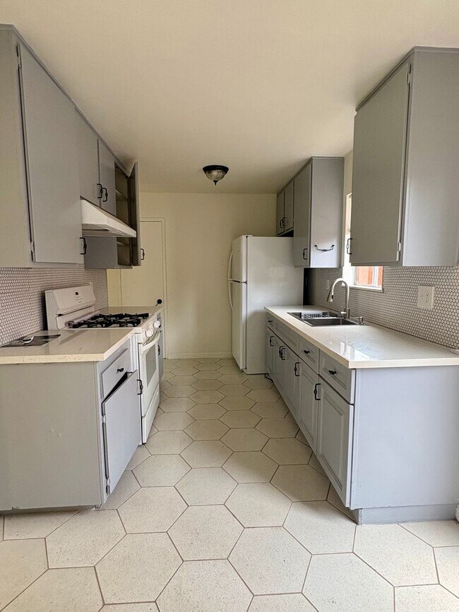 Building Photo - 1951 N Ventura Rd