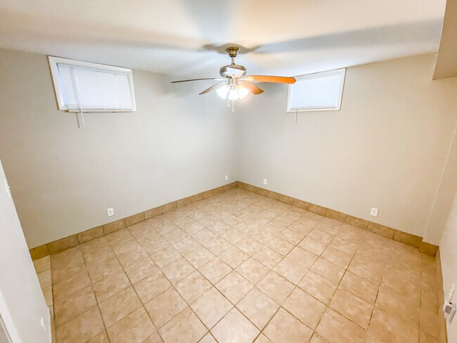 Interior Photo - z-103125-Charlotte Square - 3330-3368 Charlotte
