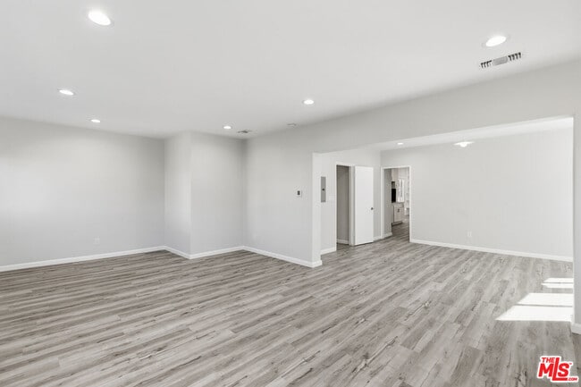 Building Photo - 6314 Primrose Ave