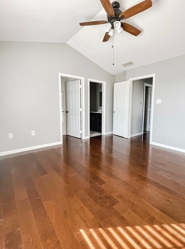 Master Bedroom w/ Walk In & Ensuite - 156 Versailles Ct