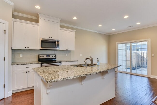 Building Photo - 3 Bedroom 2.5 Bath in Canterbury Farms!