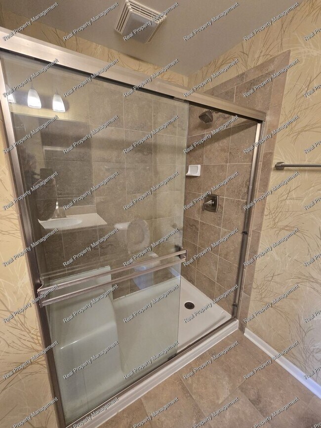 Building Photo - 3 Bedroom Townhome