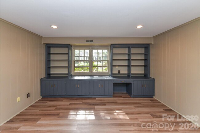 Building Photo - 2630 Fernbank Dr