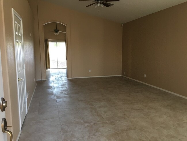 Building Photo - **GORGEOUS 3br/2ba/2garage HOUSE (GREENFIE...