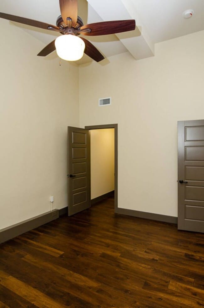 Building Photo - C Street Loft Available Early April!