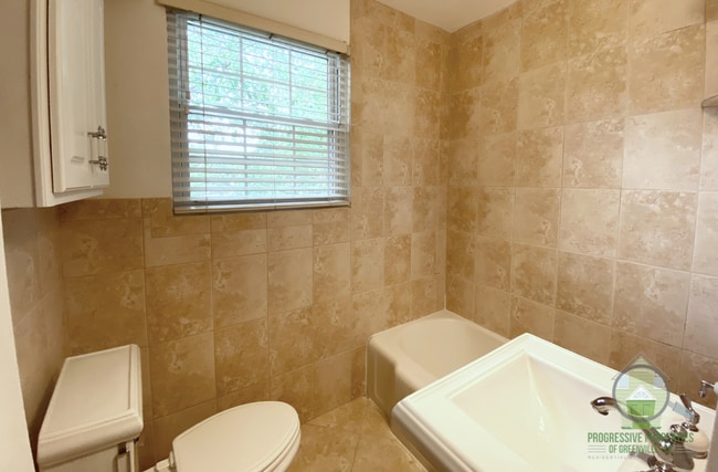 Building Photo - 100 Lewis Dr