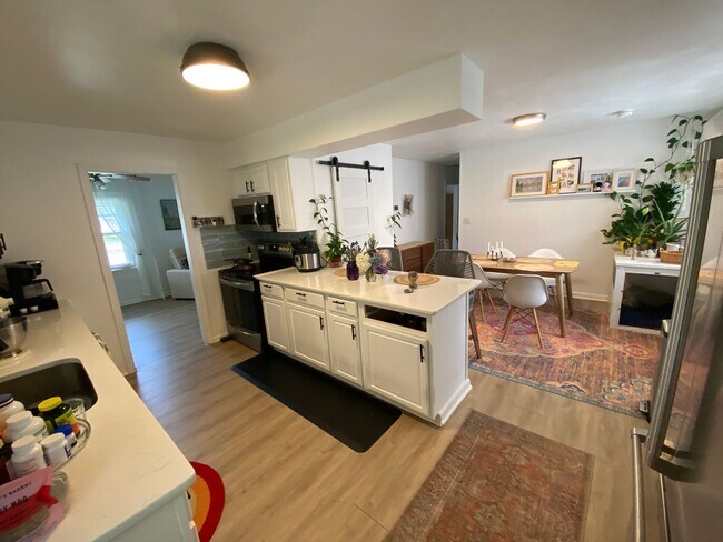 Building Photo - Charming Ranch Style Home - On Corner Lot!