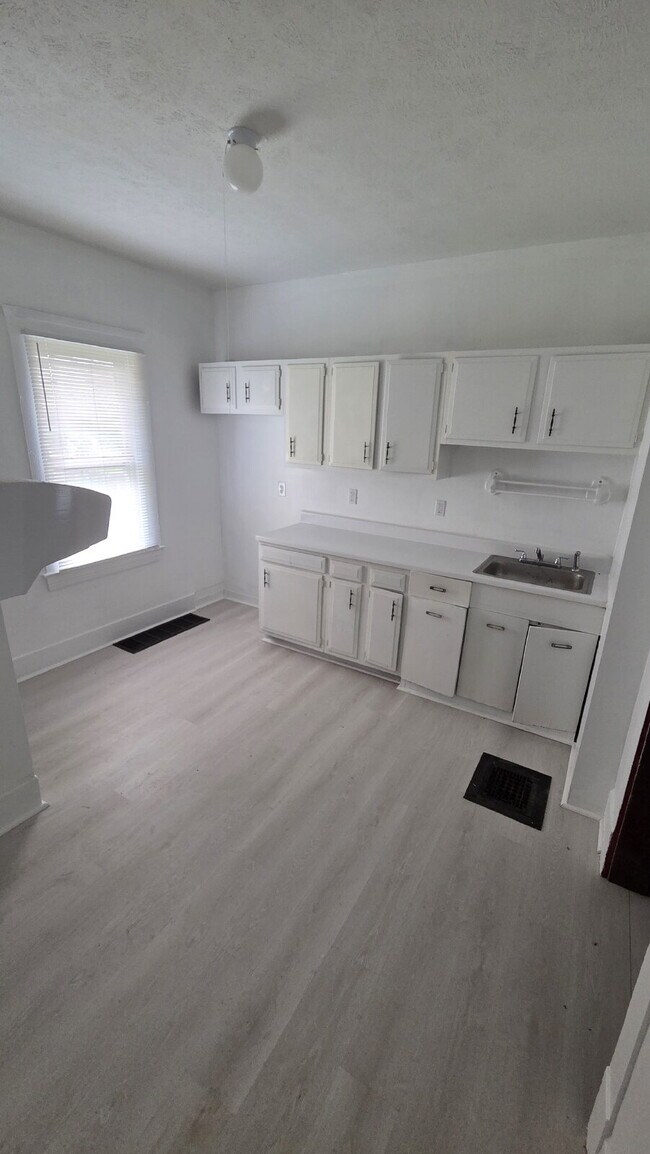 Building Photo - 3 Bedroom with Finished Attic Space/4th Room!