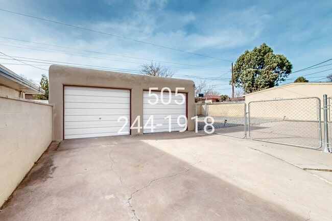 Building Photo - 905 Adams St NE