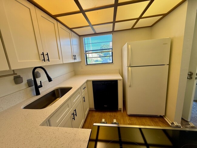 Building Photo - Serene Living at Townhomes of Lake Seminole 2/1.5 - 2 story condo