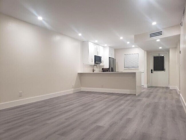 Building Photo - 829 Camino Rd