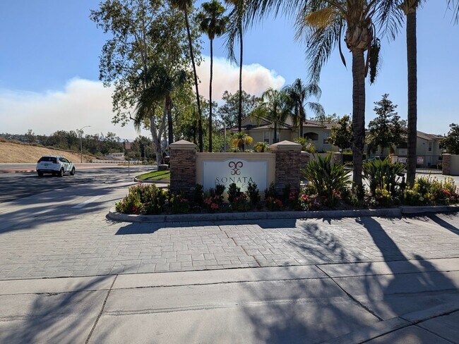 Building Photo - 2 Bedroom 2 Bathroom Condo in the Heart of Canyon Crest, Riverside!