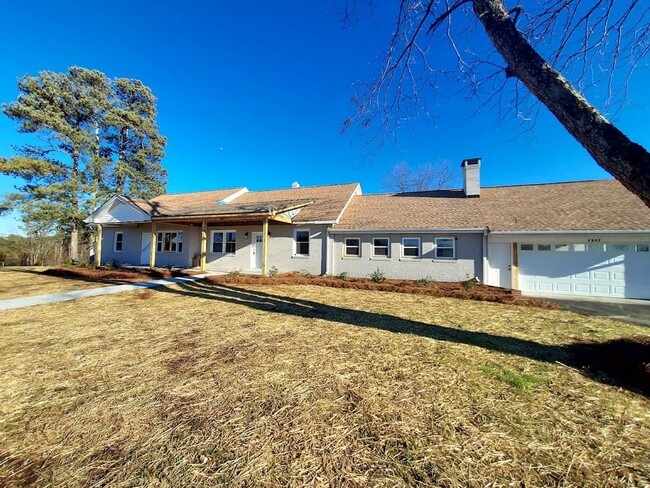 Building Photo - Farmhouse