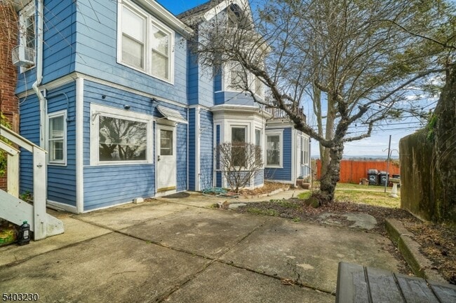 Building Photo - 216 William St