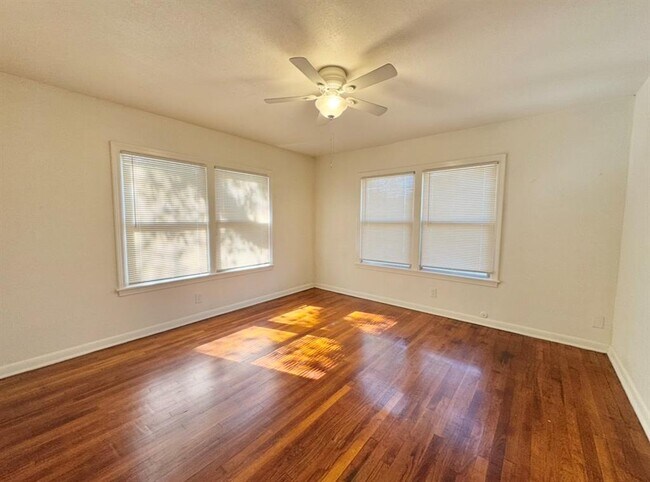 Building Photo - 110 E 8th St