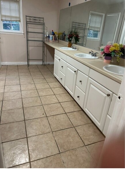 Building Photo - 788 Parsons St SW