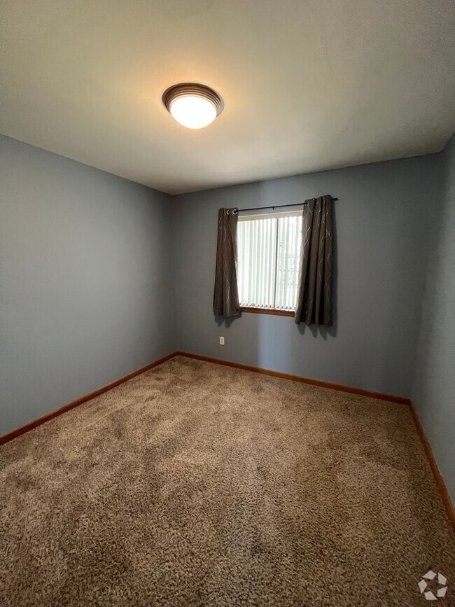 Building Photo - 3945 Balsam Dr