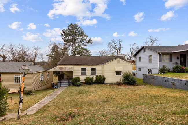 Building Photo - Newly Renovated 3 Bedroom 1 Bath Home Avai...