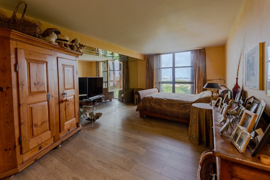 Primary Bedroom (now painted white) - 1000 Quayside Ter