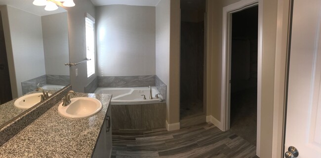Building Photo - Very nice Townhouse in Santa Clara, with a...