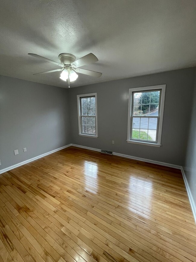 Building Photo - Beautiful custom built 5 bed 4 bath home with finished basement ready for you to move-in!