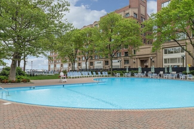 Building Photo - 65 E India Row