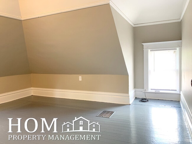 Building Photo - 330 Center St