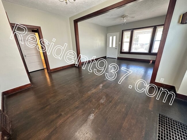 Building Photo - Spacious 4 bedroom 2 Bath home