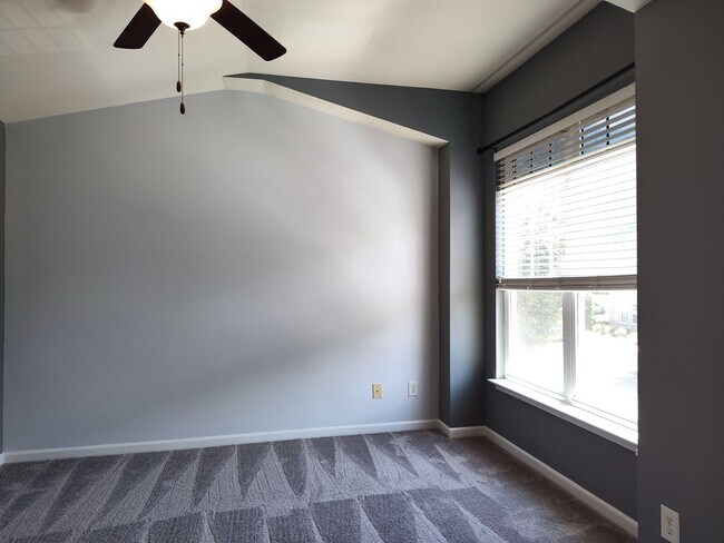Building Photo - Move-in ready, Townhome Located in the Bra...