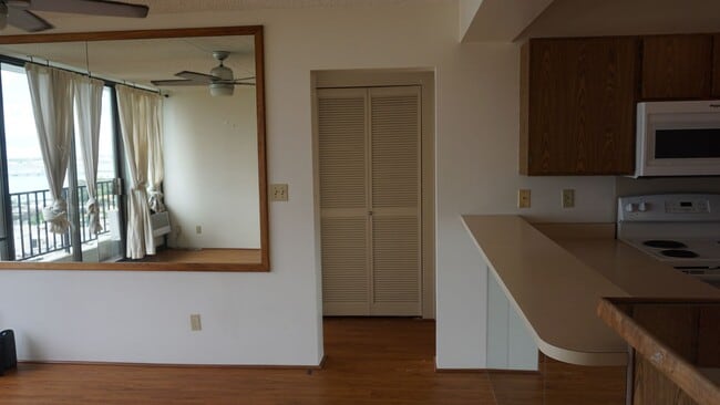 Building Photo - 2-bedroom, 1-bathroom unit with stunning m...