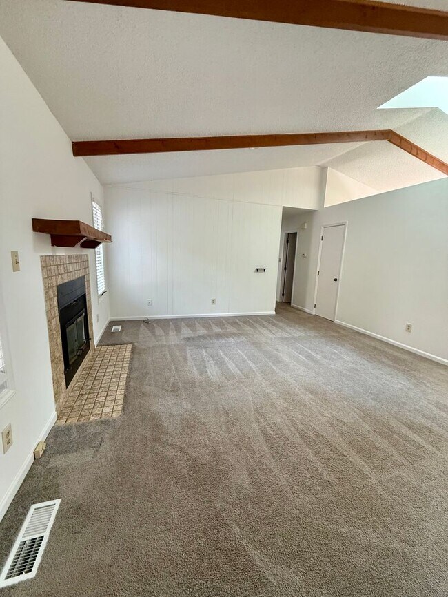 Building Photo - Two Bedroom Duplex with Garage and Storage / North Asheville