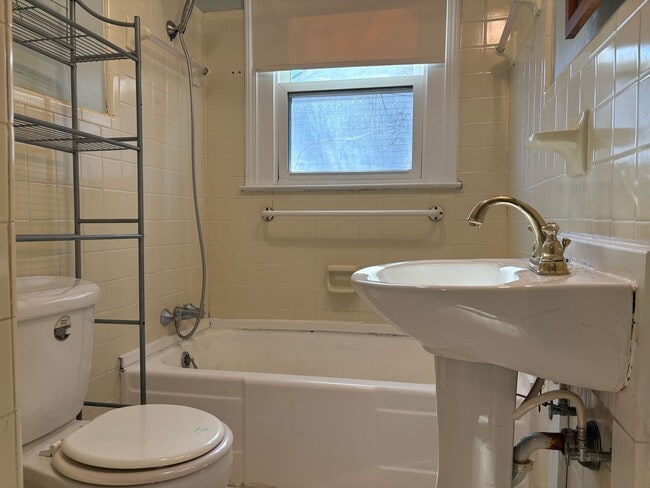 Building Photo - 2 Bedroom, 1 Bathroom House in Greensboro!