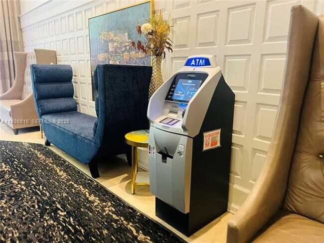 Building Photo - 225 Collins Ave